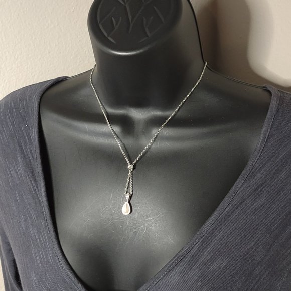 Silver Tone Avon Teardrop Shaped Pendant Necklace Adjustable 16.5 To 19 Inches - Picture 2 of 12